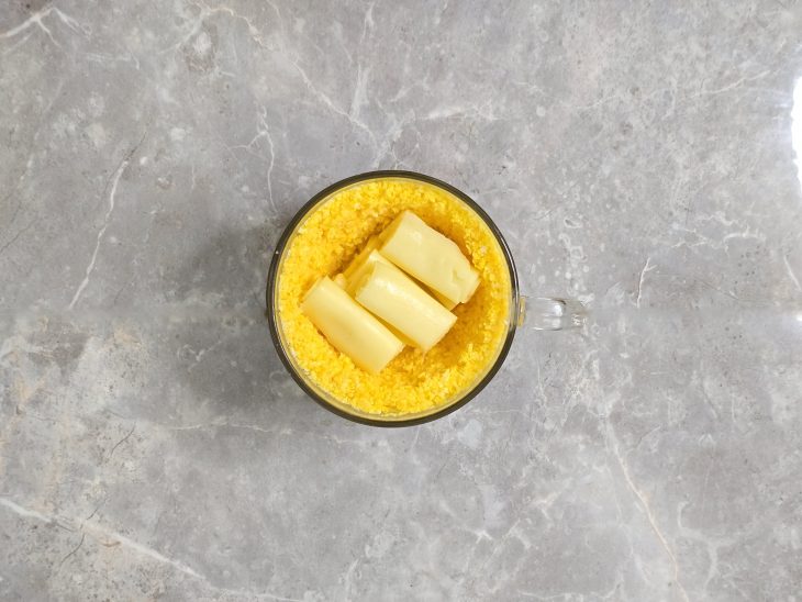 Queijo mussarela picado colocado como recheio no centro da massa.