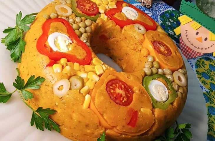 Cuscuz paulista com tomate-cereja