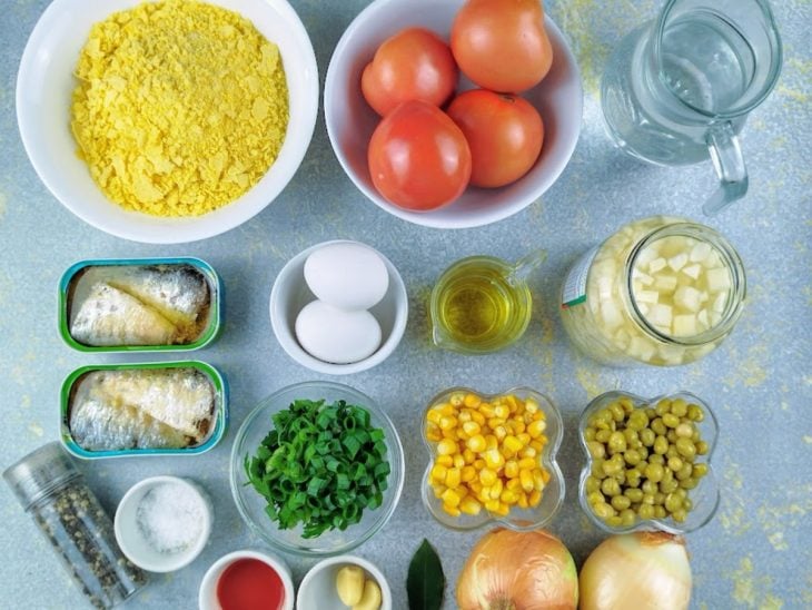 ingredientes reunidos para fazer cuscuz paulista fácil