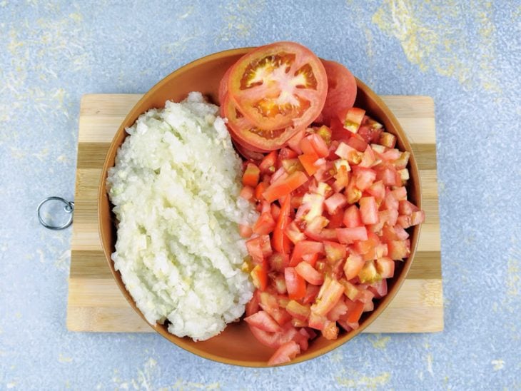 recipiente com tomate picado