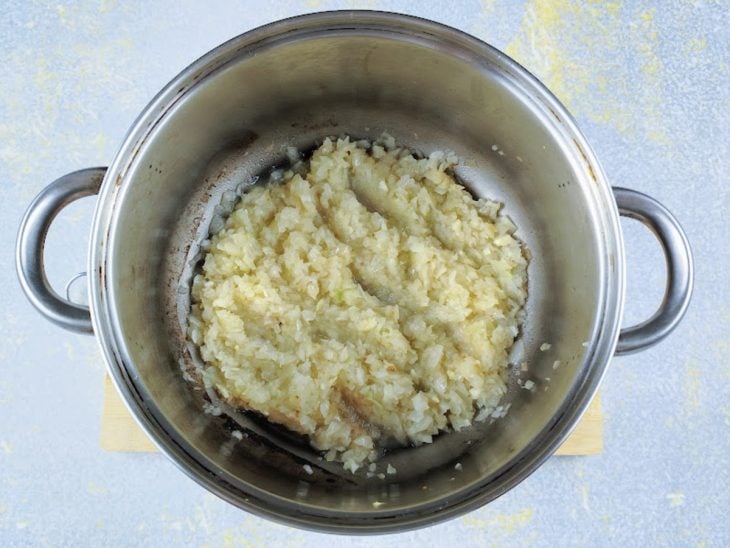 cebola refogando na panela