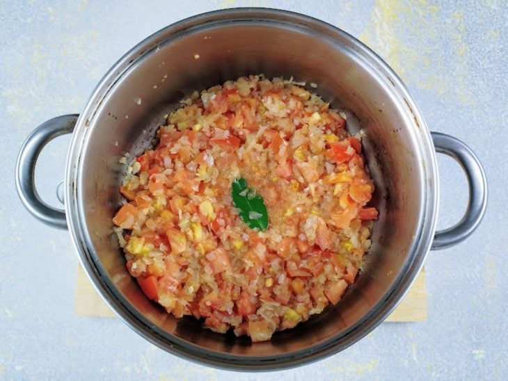 tomate refogando na panela