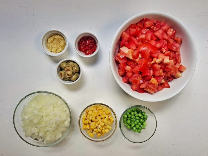 Ingredientes picados e separados em recipientes.