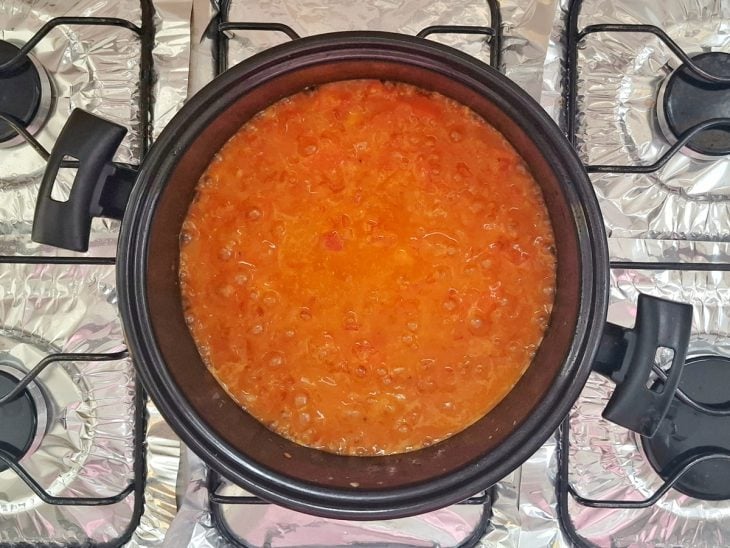 Tomate e temperos na panela.