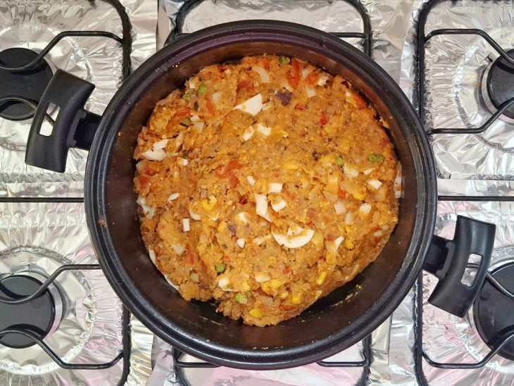 Farinha de milho flocada adicionada a mistura.