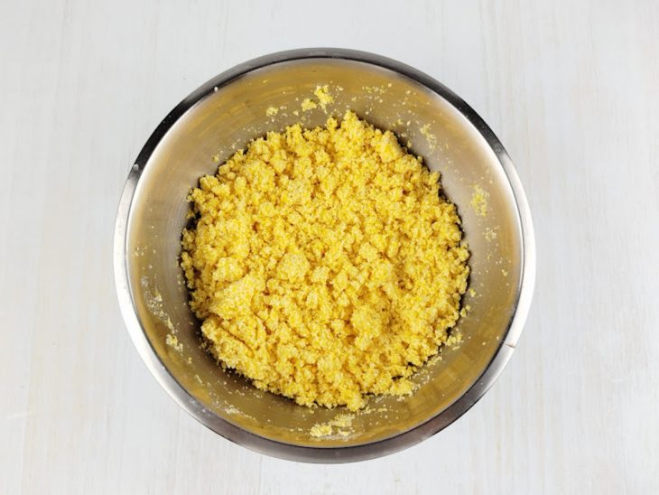 Flocão de milho, água e sal numa tigela.