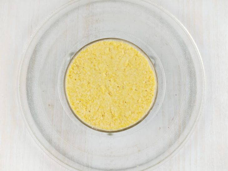 Cuscuz após tempo de micro ondas.