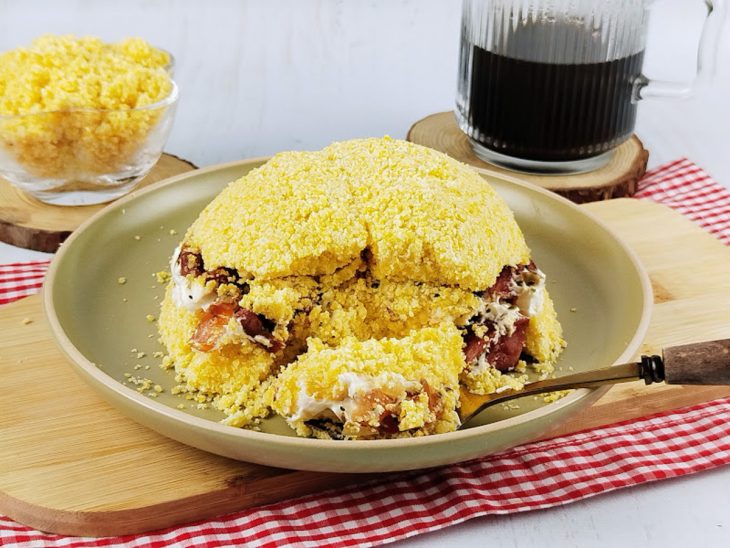 Cuscuz recheado pronto para consumo.