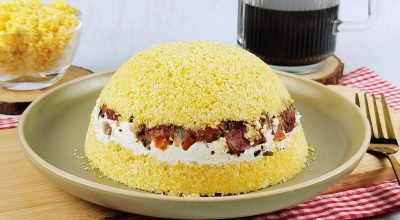 Cuscuz recheado com calabresa