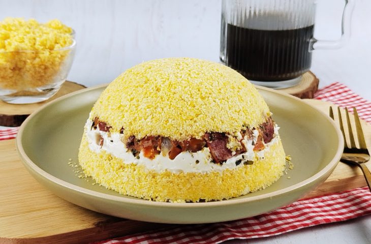 Cuscuz recheado com calabresa