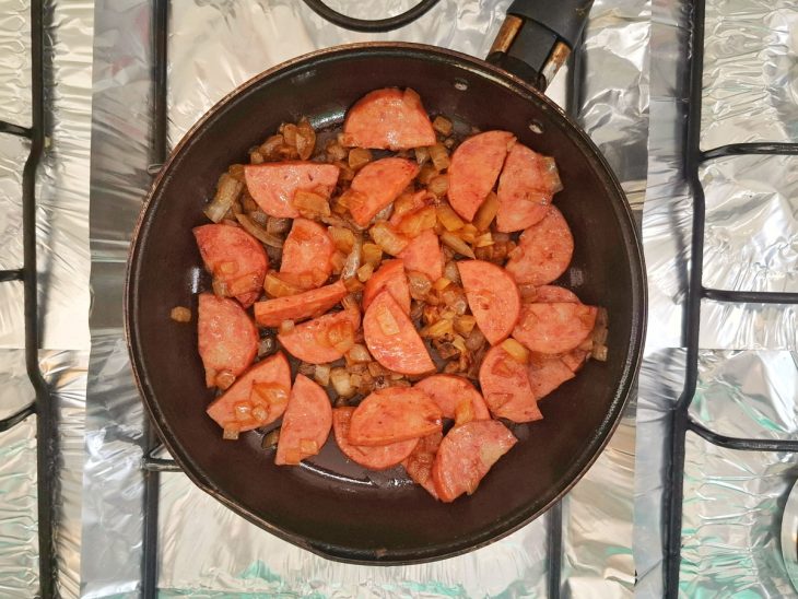 Calabresa adicionada a frigideira.