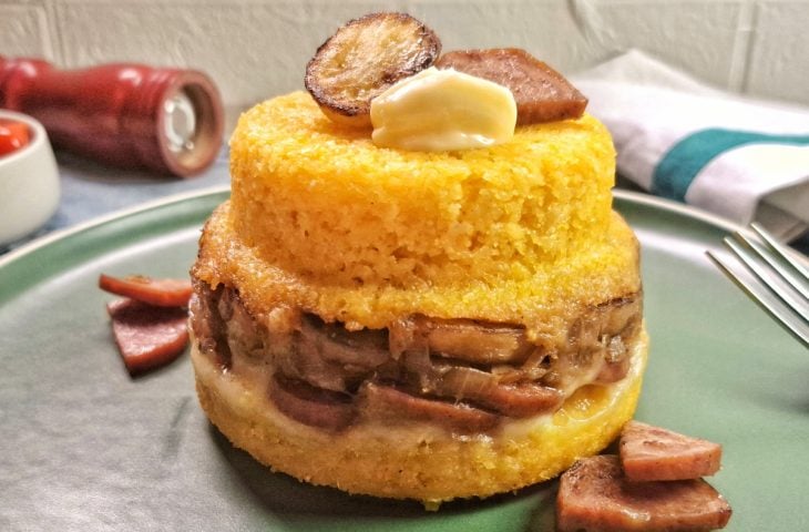 Cuscuz recheado com calabresa e banana-da-terra