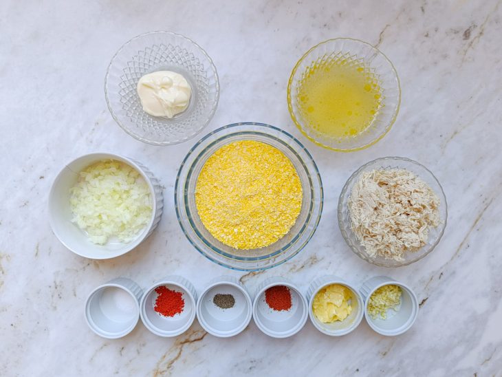 Ingredientes separados na bancada.