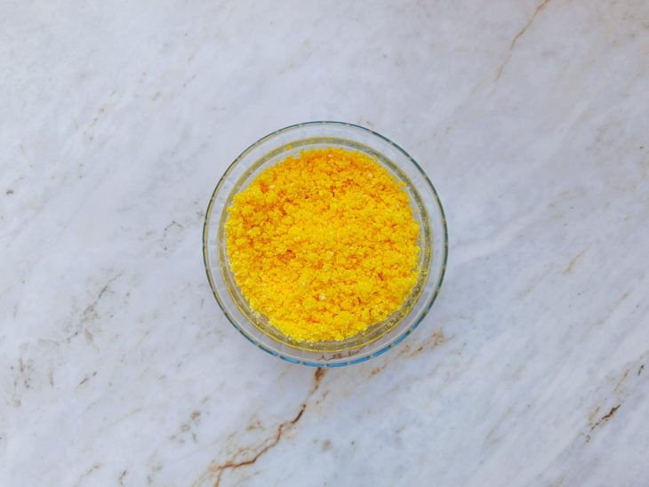 Flocão de milho sendo hidratado com a água do cozimento.