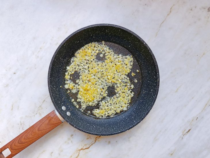Alho e cebola sendo refogados.