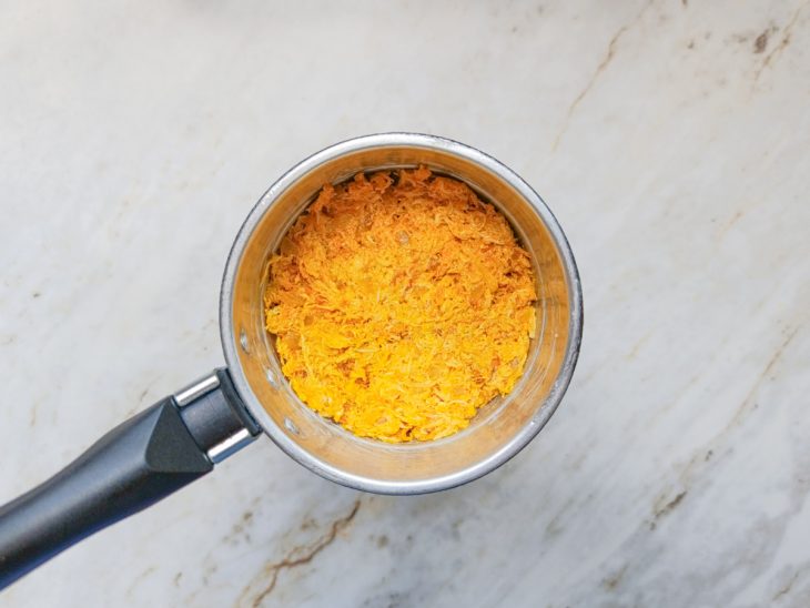 Recheio de frango distribuído sobre a camada de massa.