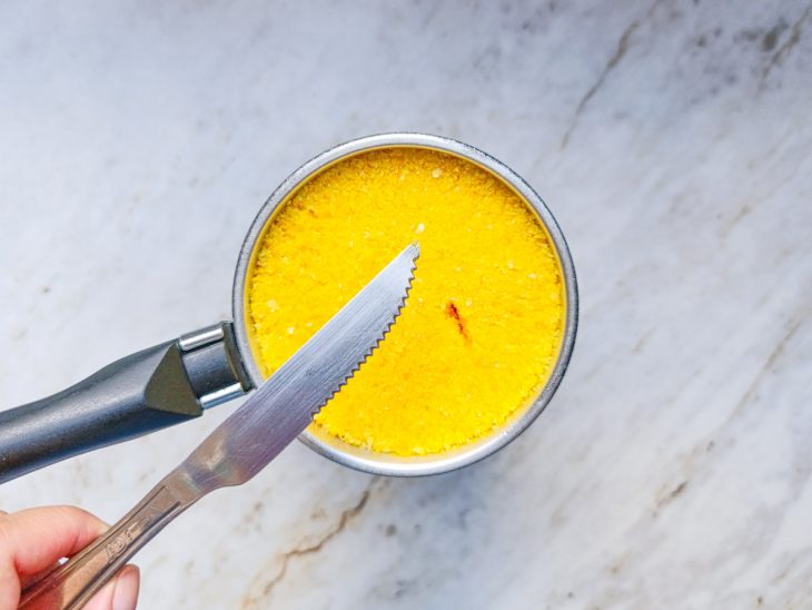 Cuscuz nivelado na forma.