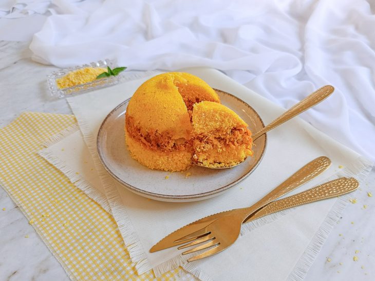 Cuscuz recheado com frango servido.