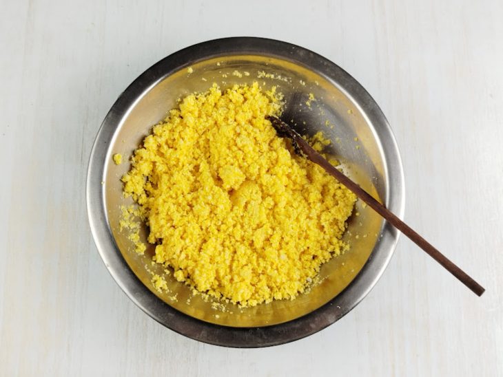 Flocão, água e sal numa tigela redonda.