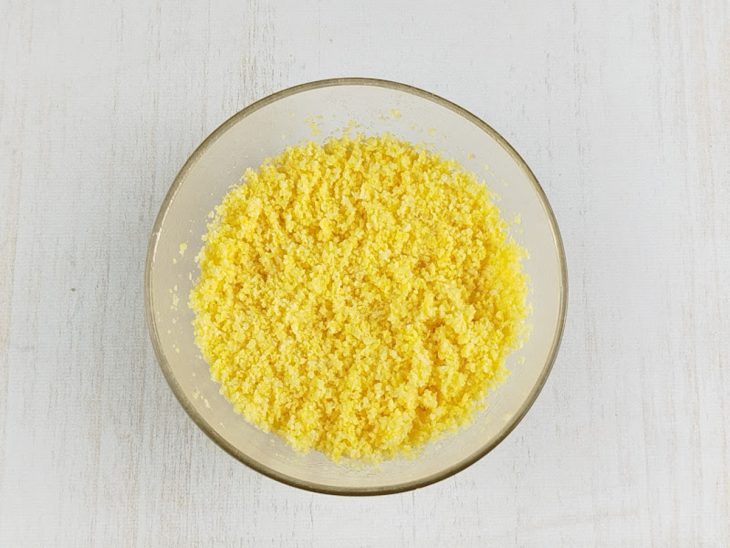 Metade da massa hidratada acomodada numa tigela redonda.