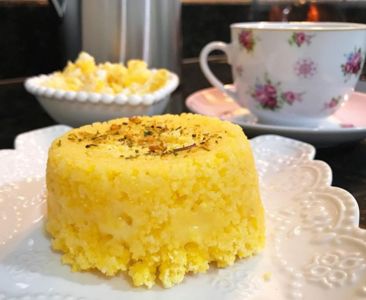 Cuscuz recheado com queijo no micro-ondas