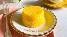 Cuscuz recheado com queijo no micro-ondas