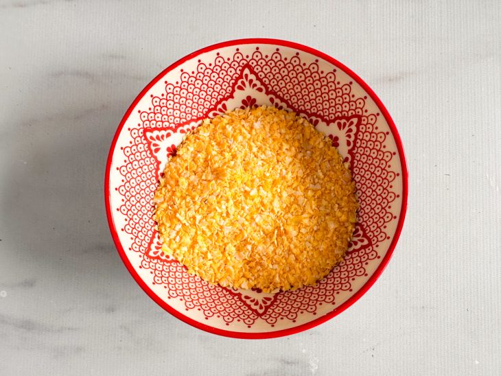 Na tigela, o flocão e o sal.