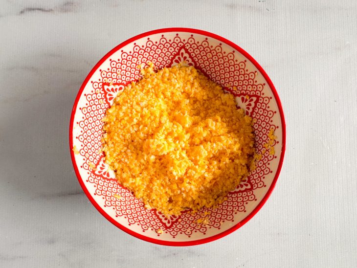 Na tigela, água adicionada.