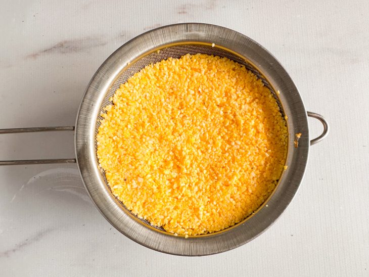 Na peneira, flocão já recheado.