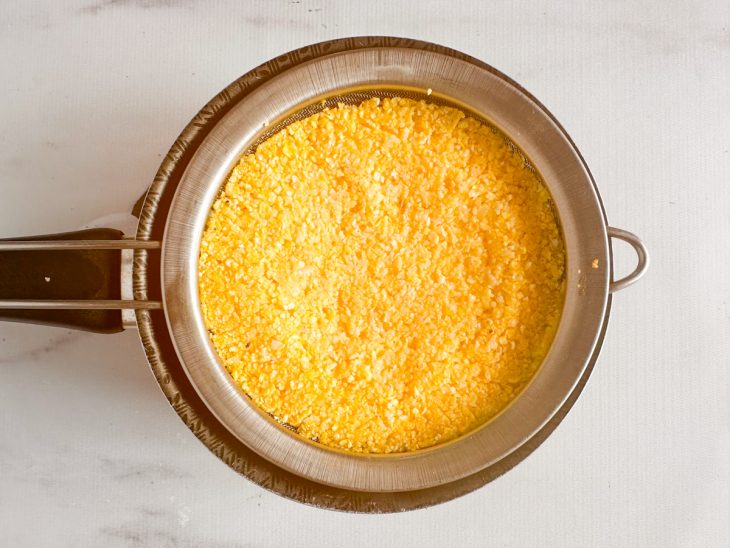 Cuscuz pronto, sem a tampa na peneira.