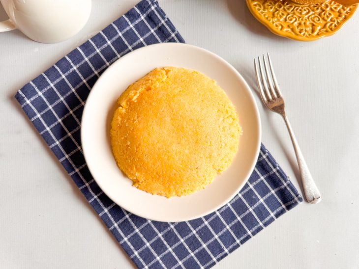 Cuscuz pronto, servido em prato.