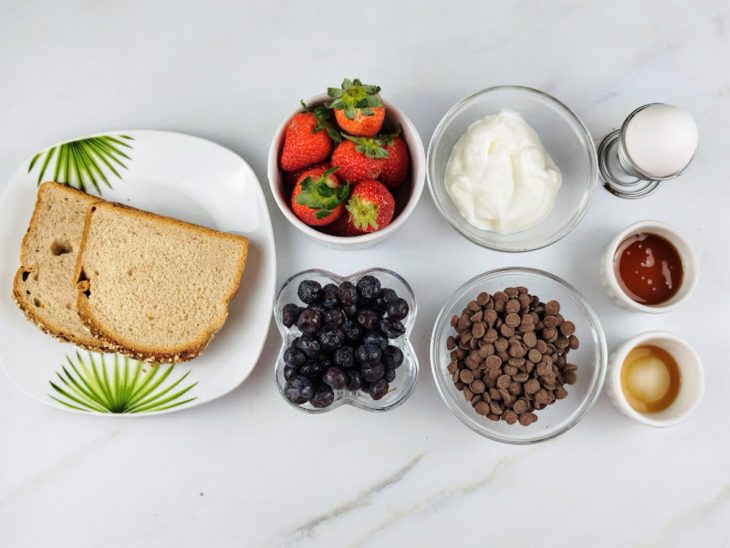 Ingredientes reunidos numa bancada para o preparo da receita.