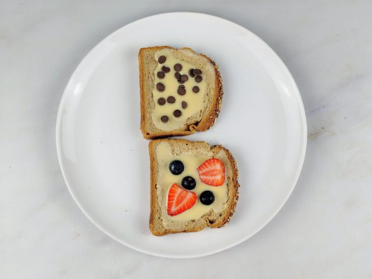 Ingredientes adicionados sobre as fatias de pão.