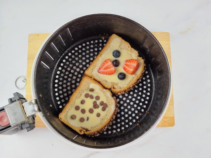 Duas custard toasts dentro da airfryer.