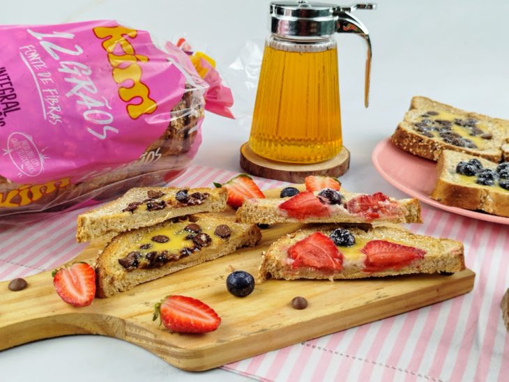 Custard toasts prontas para consumo sobre uma tábua de madeira.