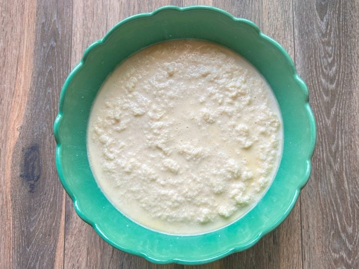 Uma tigela com a mistura dos ingredientes da massa do dadinho.