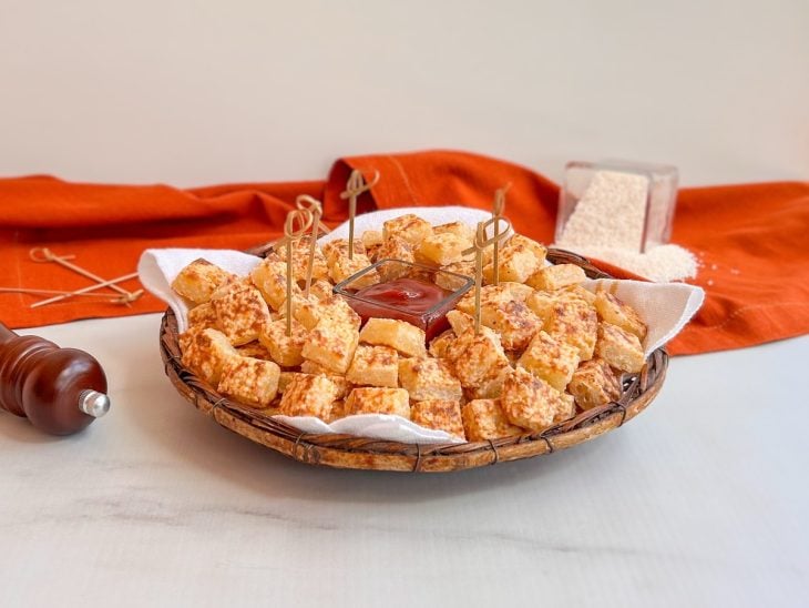 Um prato com dadinhos de tapioca assados.