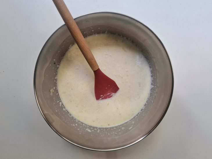Ingredientes da massa do dadinho na tigela misturados com uma colher.