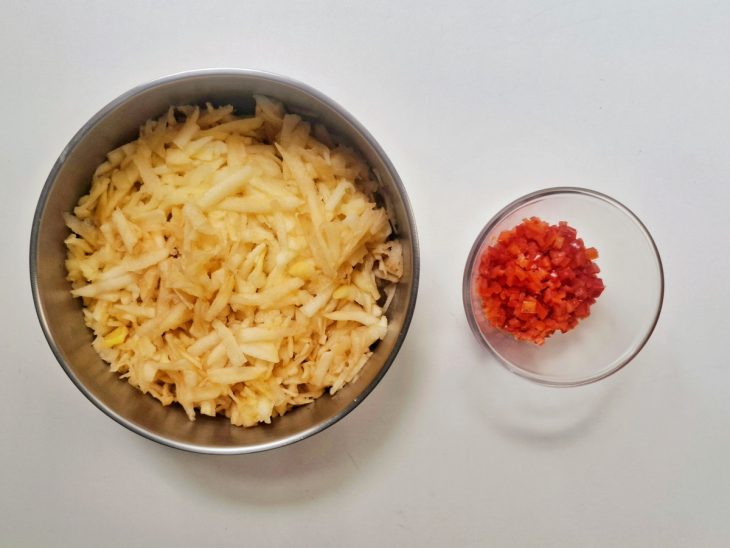 Um bowl com maçã ralada e um potinho com pimenta picada.