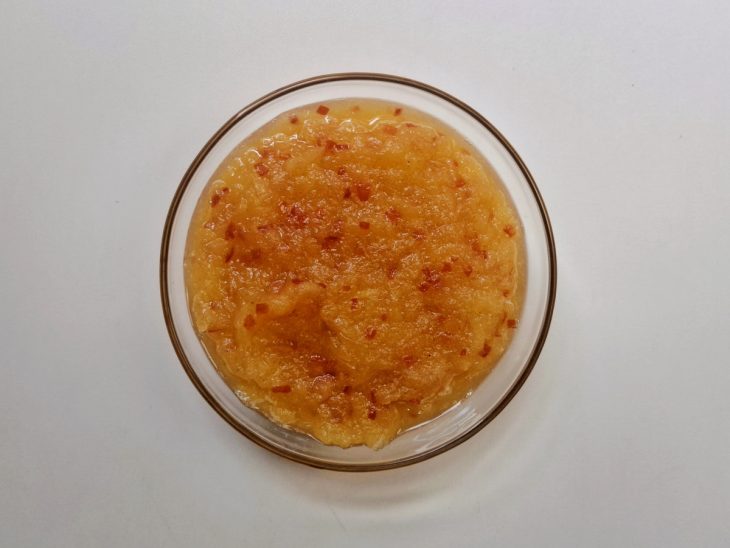 Uma tigela com a geleia de pimenta.