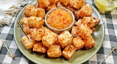 Dadinho de tapioca com geleia de pimenta