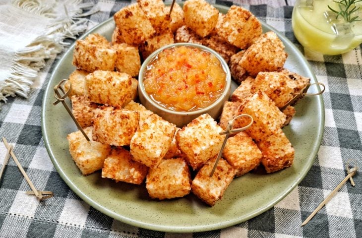 Dadinho de tapioca com geleia de pimenta