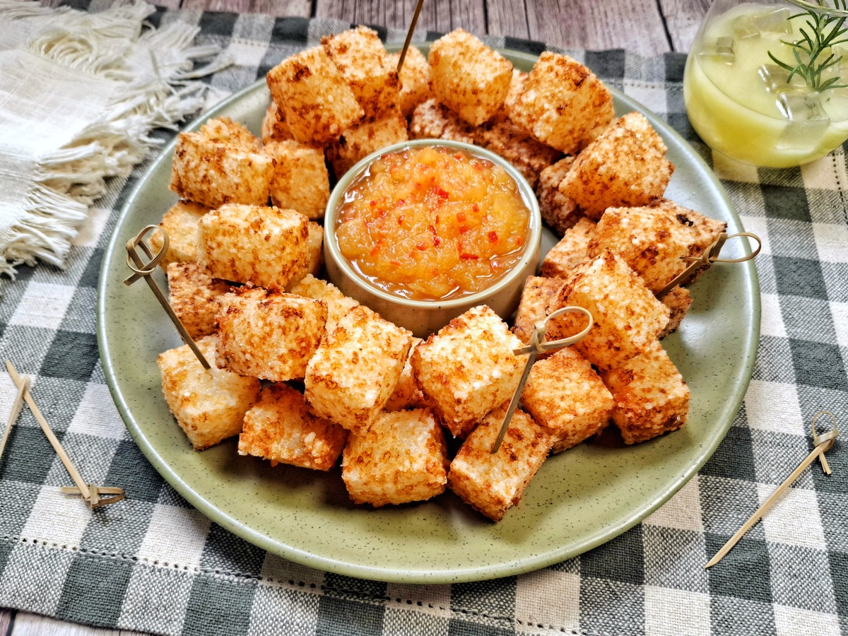 Dadinho de tapioca com geleia de pimenta