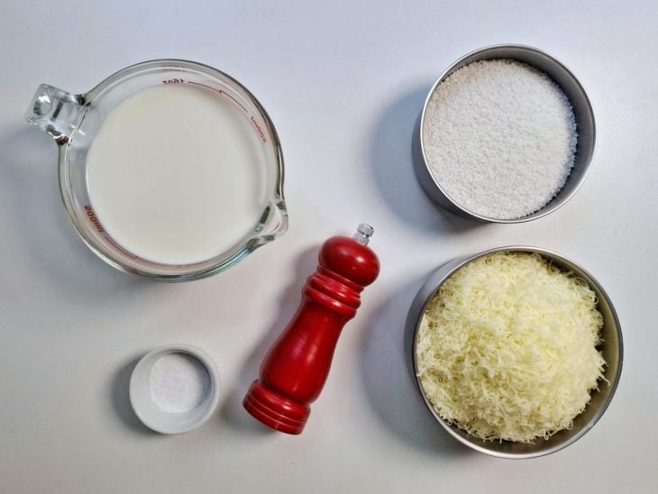 Ingredientes reunidos em uma bancada.