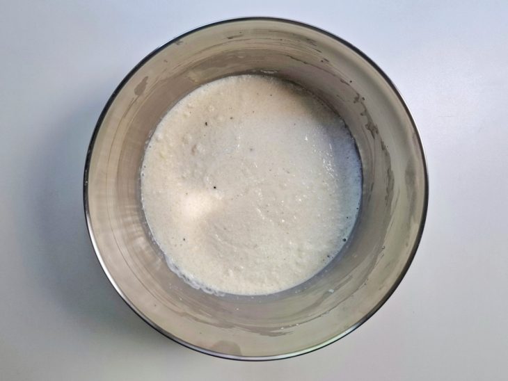 Farinha de tapioca, mussarela, sal, pimenta e leite misturados em um recipiente de alumínio.