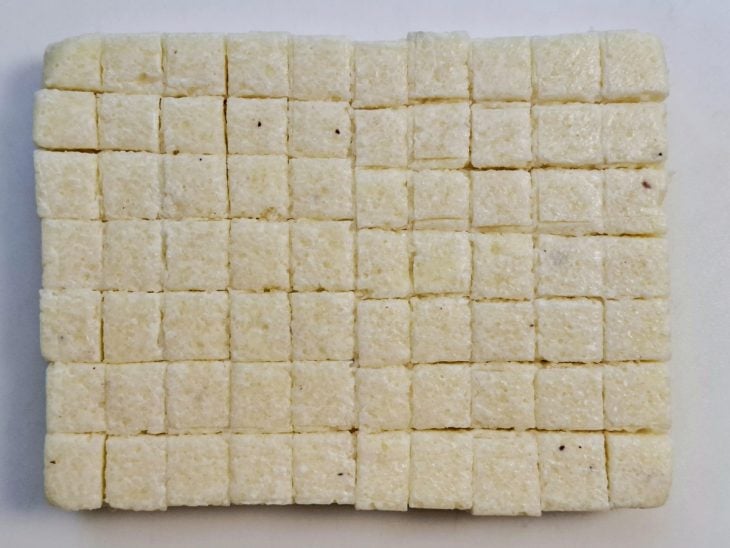 Massa de dadinho de tapioca cortada em cubinhos.