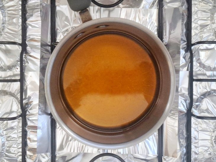 Panela com óleo.