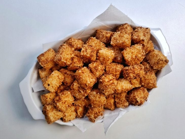 Dadinhos fritos em um prato forrado com papel-toalha.