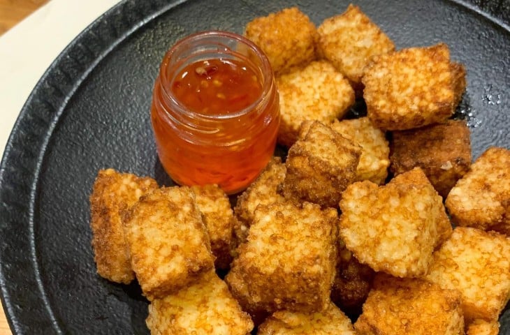 Dadinho de tapioca com queijo meia cura