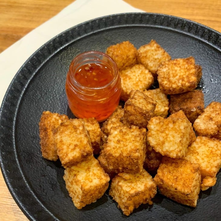 Dadinho de tapioca com queijo meia cura